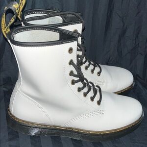 Women’s Size 9 DR MARTENS ZAVALA BOOTS Men’s Size 8